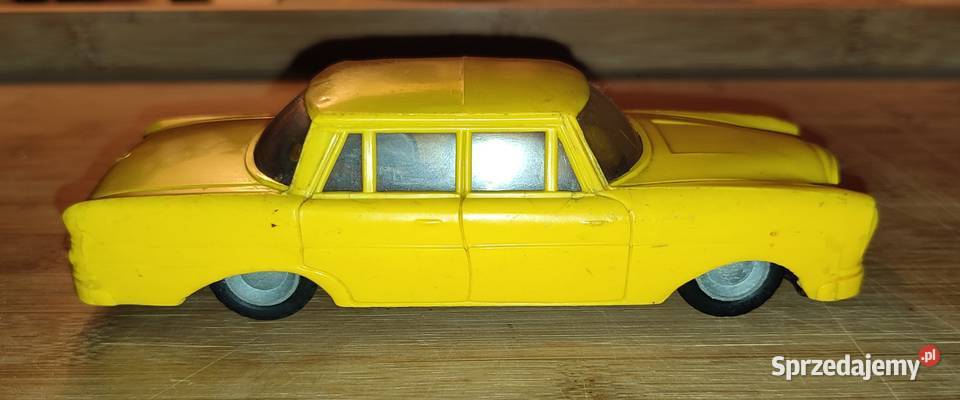 Stary model samochodu Mercedes z napędem na koło