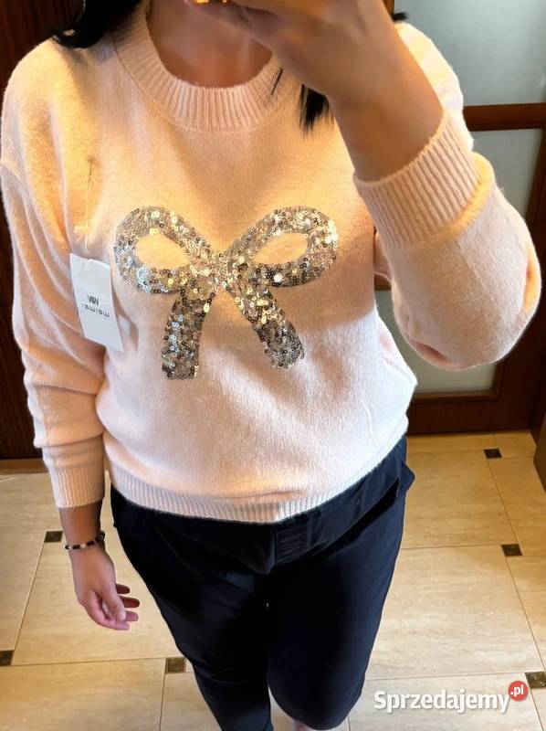 Sweter pudrowy róż z cekinami uroczy i elegancki sprzedam