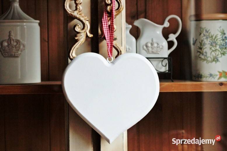 Duże drewniane serce na wstążce