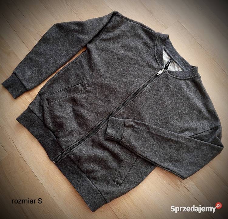 Szara bluza bomberka z motywem na plecach