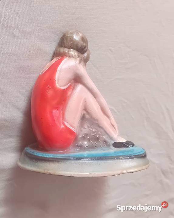 Ceramiczna figurka art deco siedząca pływaczka z Porcelana i szkło wielkopolskie Koźminek