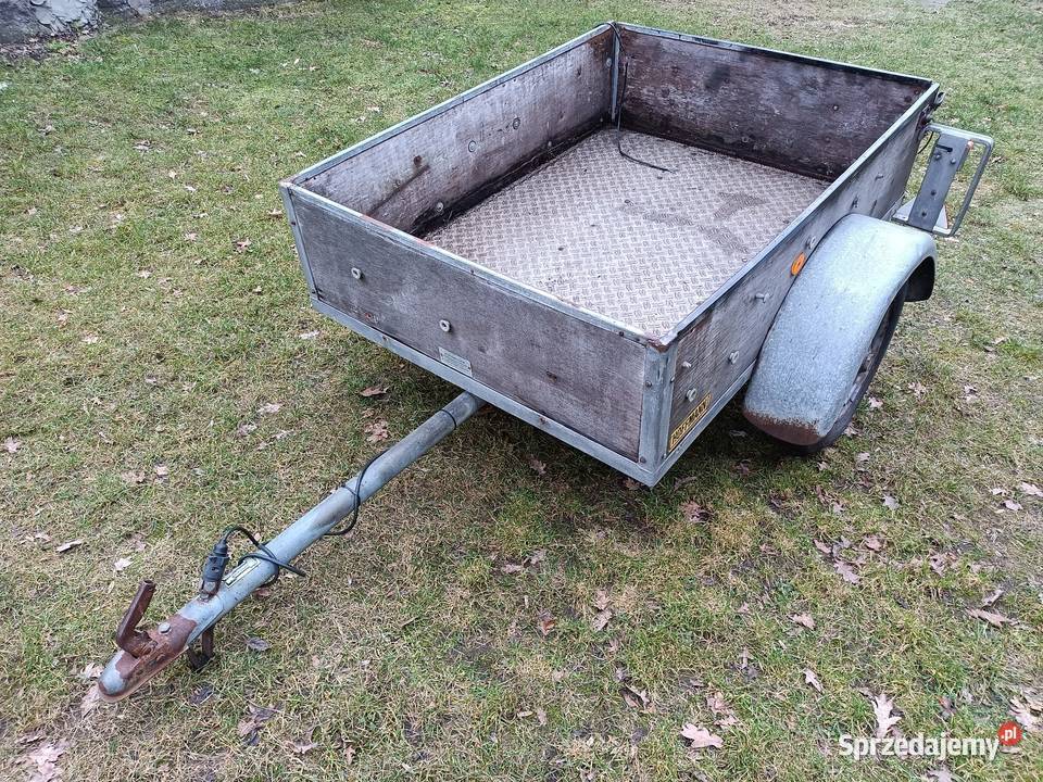 Przyczepka samochodowa z dokumentami