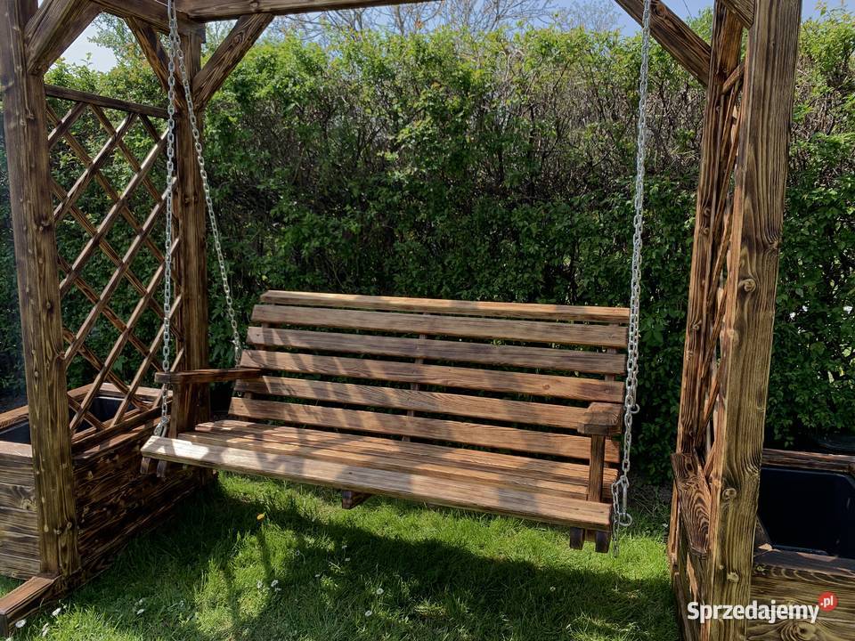Huśtawka ogrodowa z pergolą i donicami