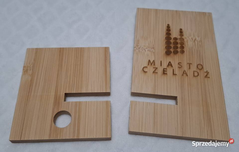 Drewniana podstawka na telefon z logo Miasto Czeladź