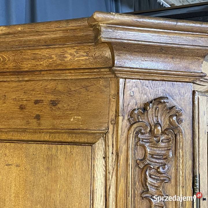 Bogato rzeźbiona szafa dwudrzwiowa w stylu Meble Gryfice