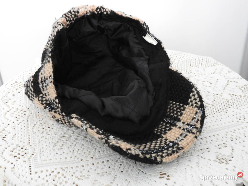 Czapka damska z daszkiem na chlodny sezon