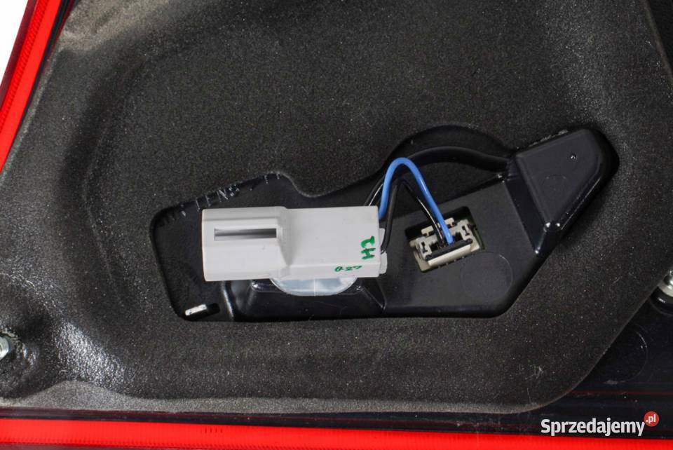 Wtyczka i kostka lampy tylnej LED w klapia Warszawa