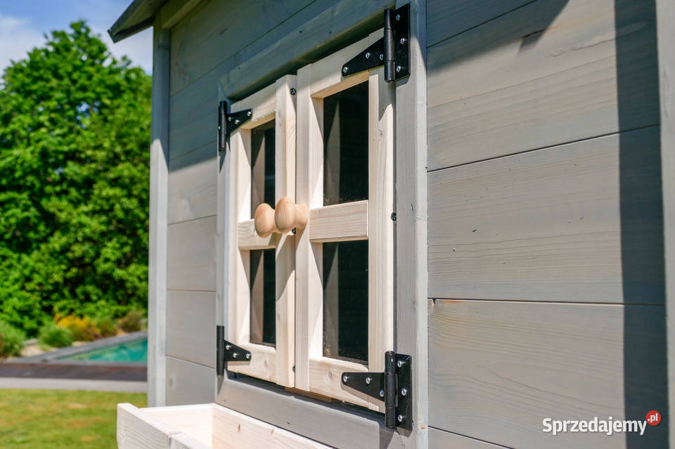 Drewniany szary domek ogrodowy z podestem