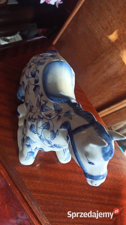 Biała figurka leżącego konia Puzderko na pomorskie Gdańsk