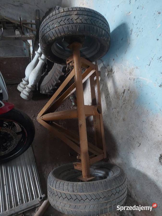 Wóz na drzewo nieuszkodzony