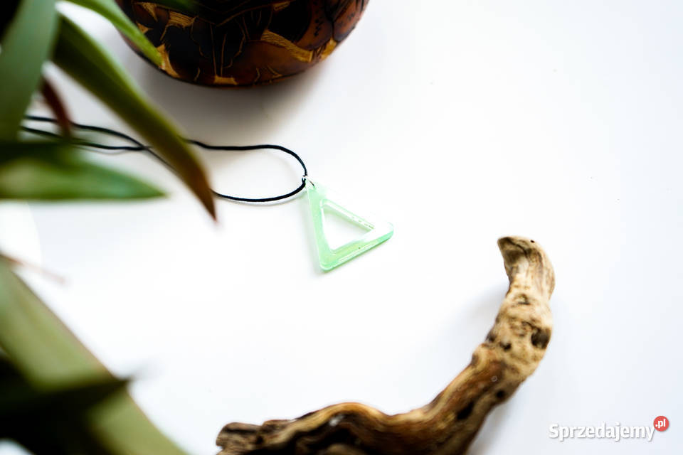 Trójkątny jasnozielony wisiorek świecący w Warszawa