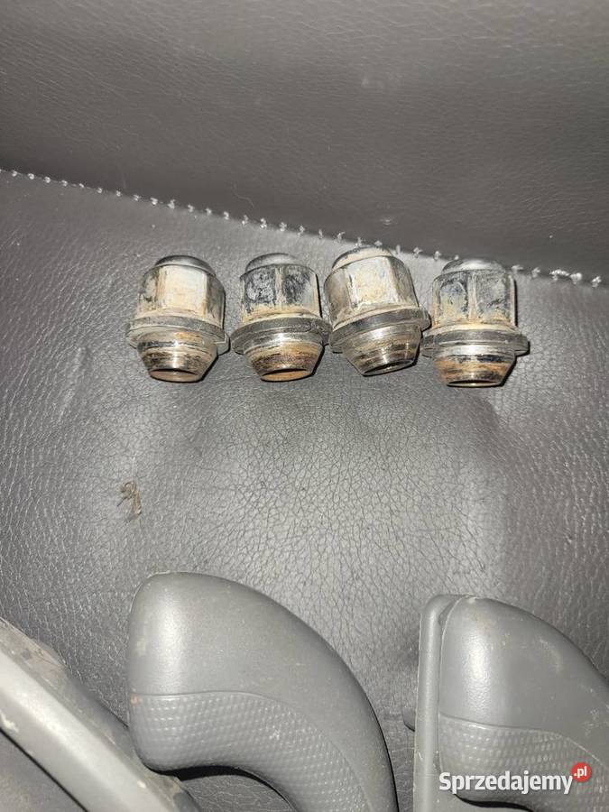 kia carens II 4 Sruby do kół 3 uchwyty4 obudowy sprzedam