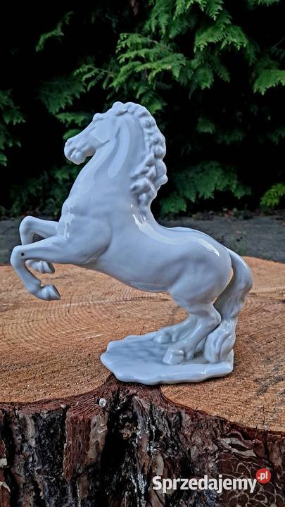 Porcelanowa Szkliwiona biała figurka konia