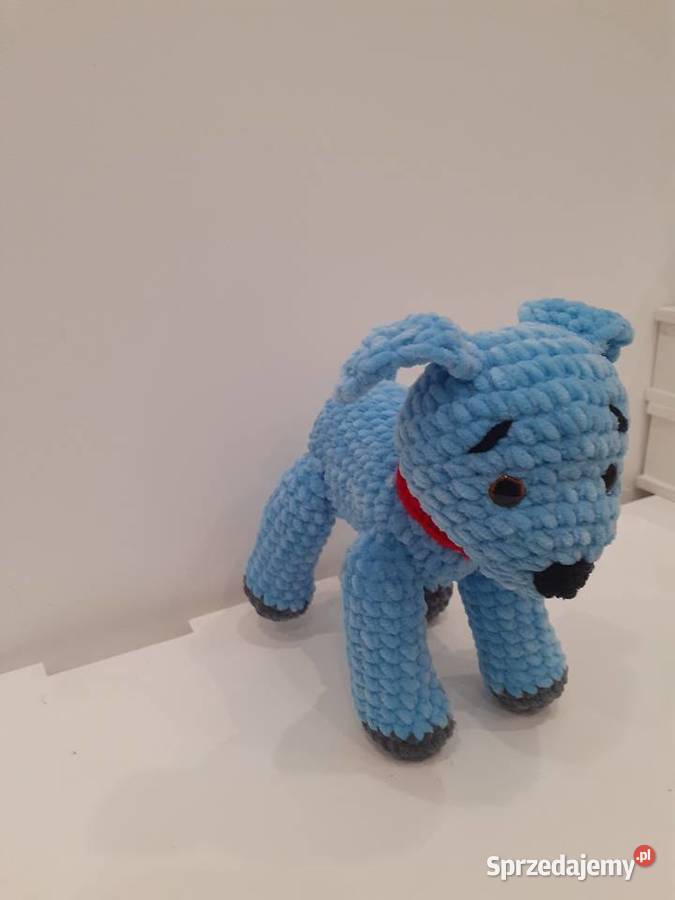 Stojący na łapkach piesek zrobiony z włóczki na Kraków