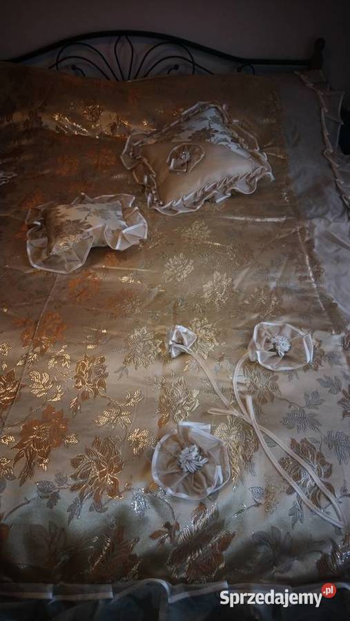 Dekoracyjna królewska narzuta z poduszkami na Brwinów