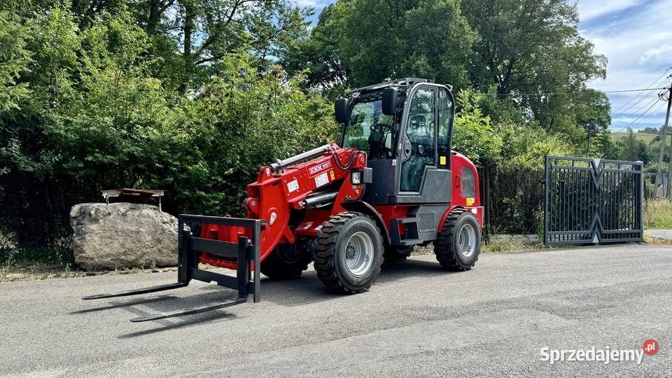 Teleskopowy terenowy wózek widłowy KMM 812T