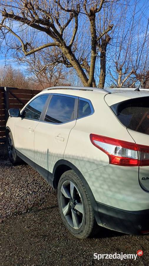 Perłowy Nissan Qashqai że szklanym dachem Kraków
