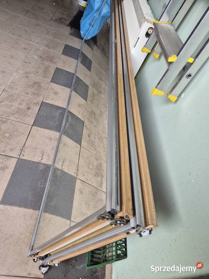 Sprzedam drzwi szafy w tym dwa lustra 70x272 Baczyna