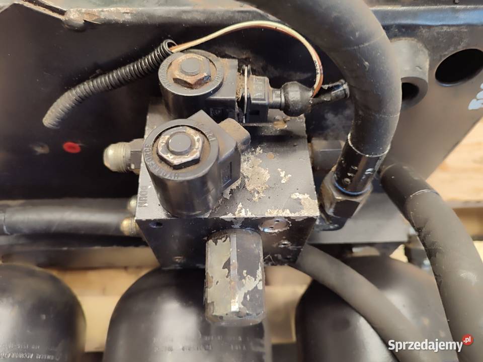 Amortyzacja przedniej osi V34938800 Valtra N91 wielkopolskie Wilkowo sprzedam