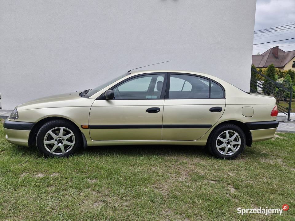 Na sprzedaż Toyota Avensis 16 2002 kupiony w polskim salonie Avensis Jędrzejów sprzedam