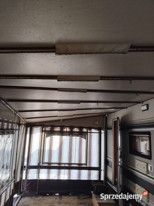 Przyczepa kempingowa z transporte przedsionek