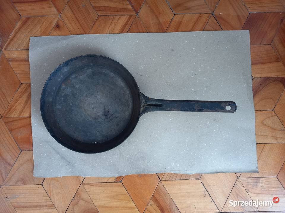 Patelnia stalowa średnica 20 z czasów PRL Tomaszów Lubelski