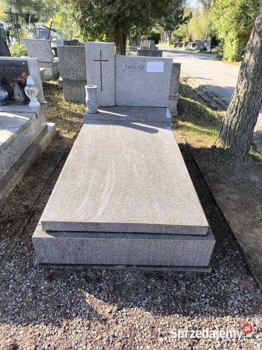 Grobowiec 5-os. z nagrobkiem granitowym