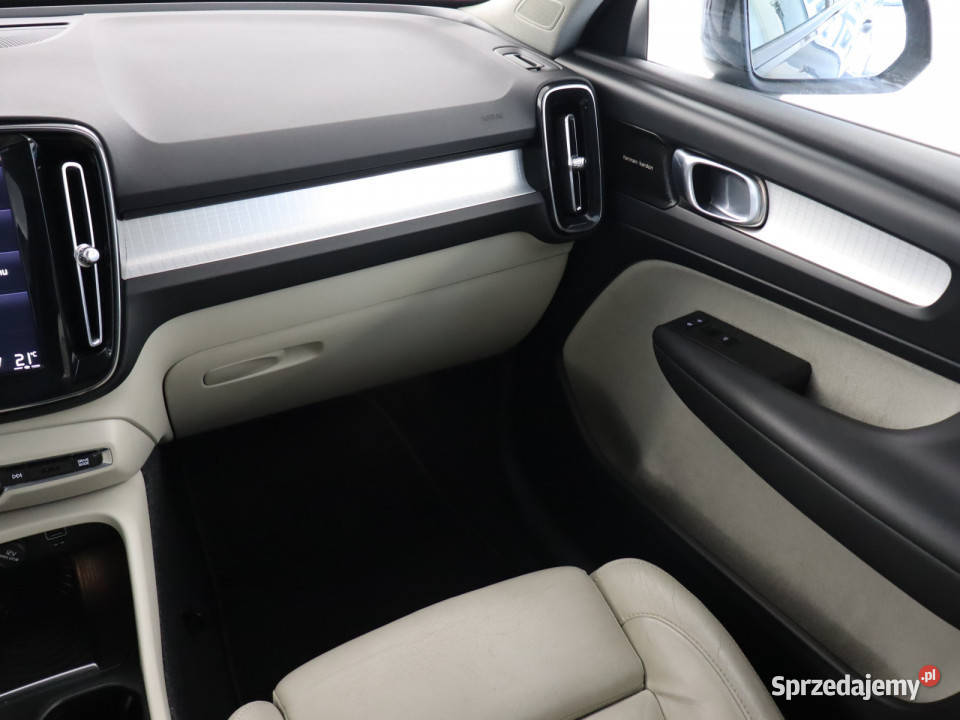 Volvo XC40 D4 AWD gniazdo USB Bielany Wrocławskie