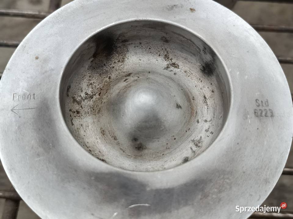 Sprzedam tłoki do Case 5130 Cummins Przemyśl