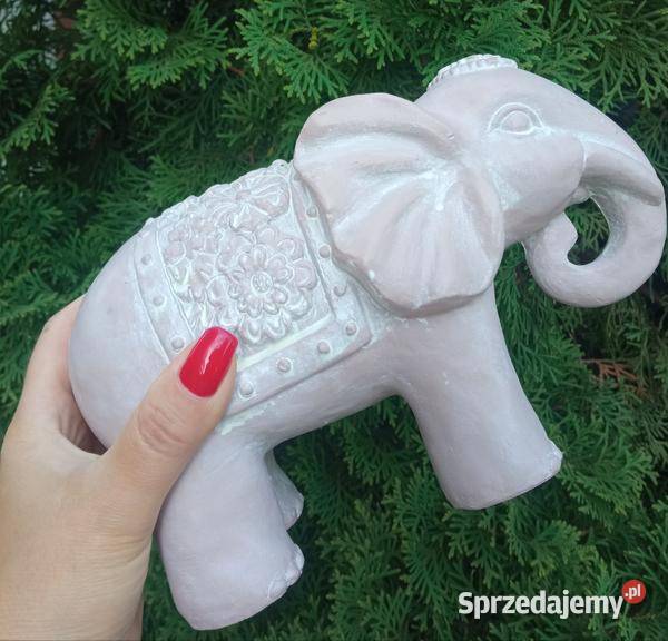 Słoń z trąbą w dół symbol spokójpokory i Warszawa