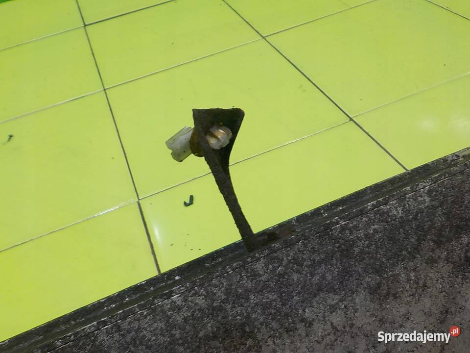 LEXUS IS II 07r SEDAN 4D belka zderzaka przod Suków