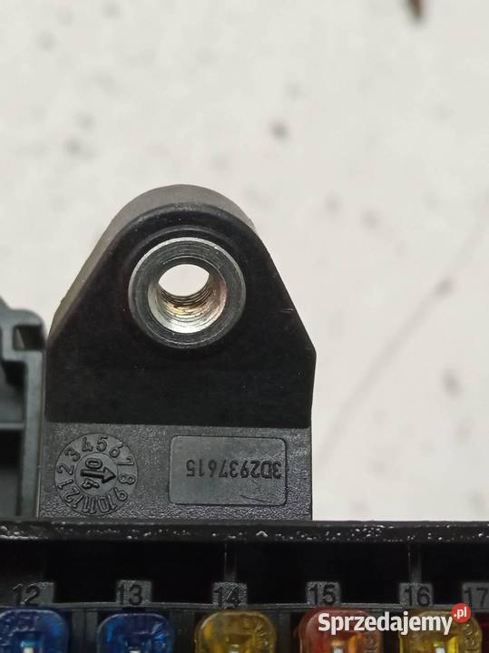SKRZYNKA BEZPIECZNIKÓW 3D2937495 Volkswagen