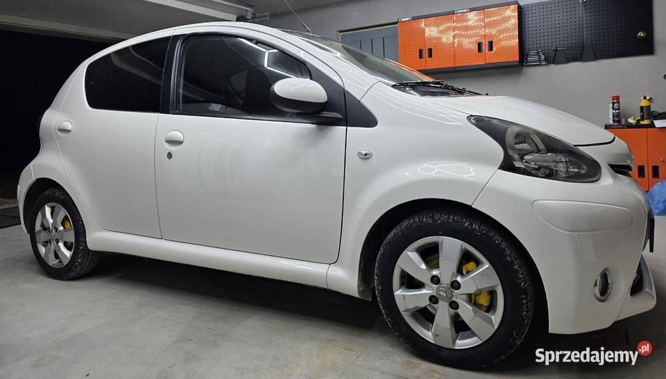 Toyota Aygo piękna biała z czarnym dachem Aygo Morawica