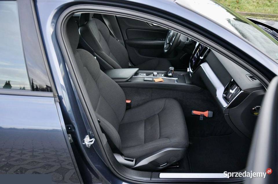 Volvo V60 B3 20 benzyna 163 Geartronic Momentum Rok produkcji 2021 Goleniów