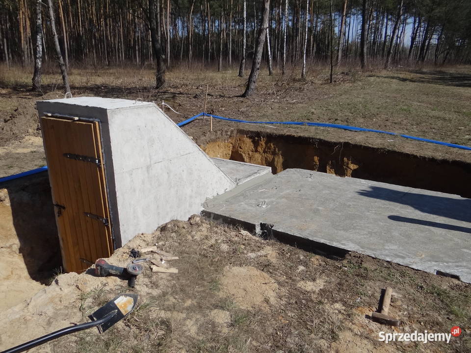 Piwnica ziemianka z płaskim dachem pod taras Wierzbica