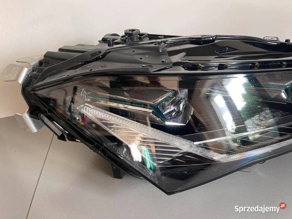 SKODA SUPERB IV CRYSTAL LIGHTING FULL LED PRAWA Ostroróg sprzedam