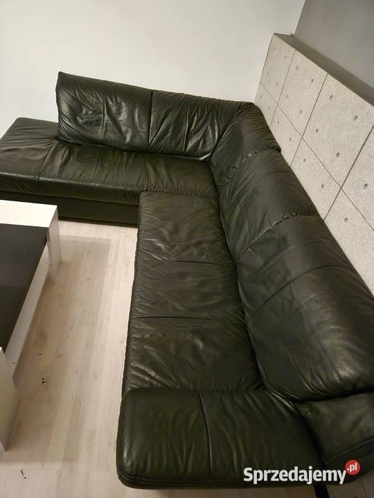 Czarna skórzana sofa z podnóżkiem 90cm