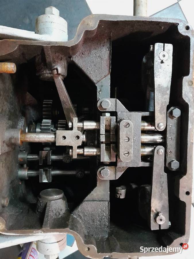 Ciągnik Dzik 2 z przyczepą w trakcie remontu Puszczykowo