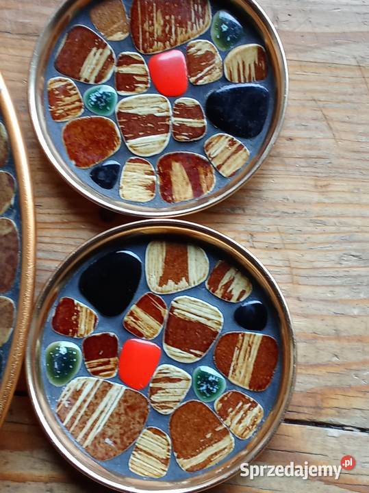 Talerz z podstawkami z kamyków Talerze i talerzyki sprzedam