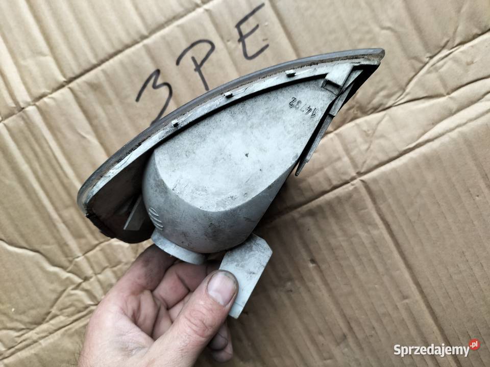 KIERUNKOWSKAZ MIGACZ PRAWY AUDI Audi A3 S3 8L Prawe lubelskie sprzedam