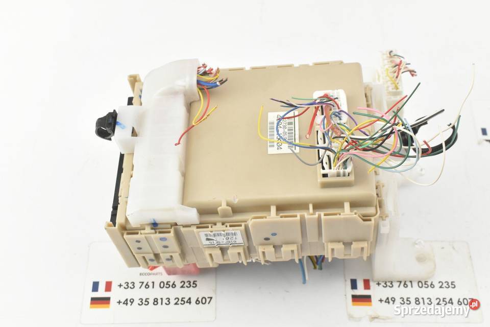 SKRZYNKA BEZPIECZNIKÓW AVENSIS T29 8273005J90