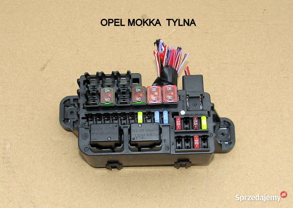 SKRZYNKA BEZPIECZNIKÓW TYLNA OPEL MOKKA I 826166 Skrzynki bezpieczników Motoryzacja Mysłaków sprzedam