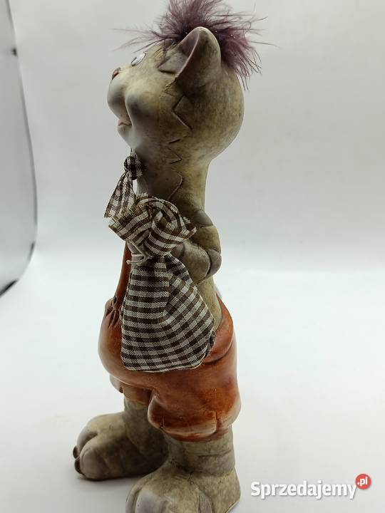 Figurka ceramika uśmiechnięty kotek podróżnik