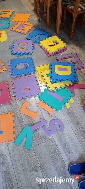 piankowa mata edukacyjna z puzzlami litery i