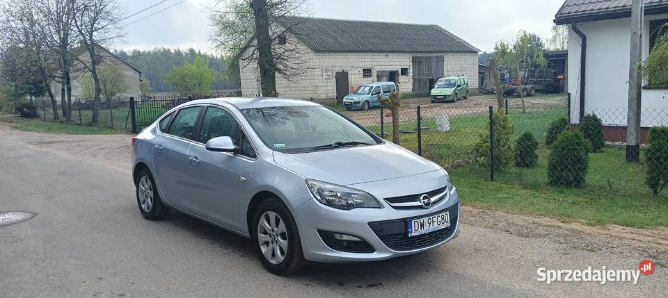 Opel Astra 14 Sedan kupiony w polskim salonie Żelazna Rządowa