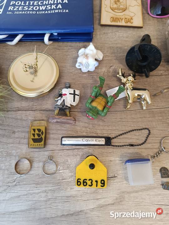 Gadżety pamiątki ozdoby bibeloty breloki