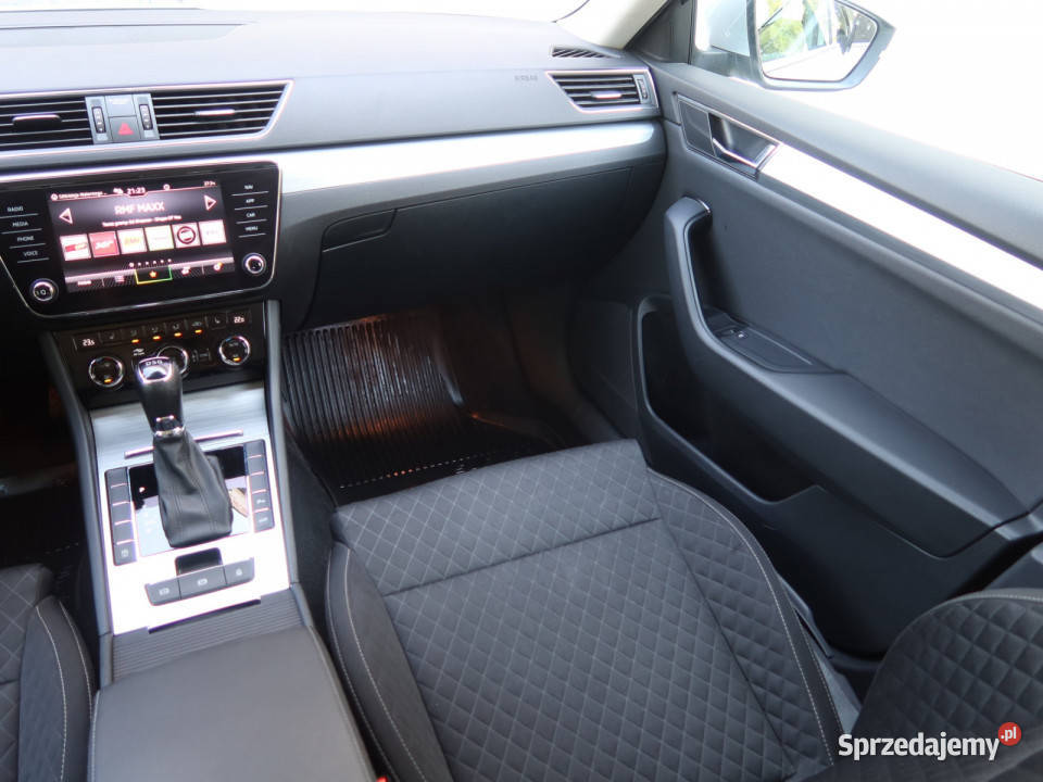 Skoda Superb 15 TSI srebrny Superb