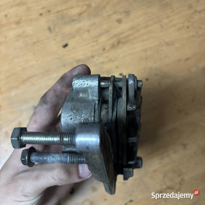 Zacisk hamulcowy przedni Nissin z jarzmem Honda sprzedam
