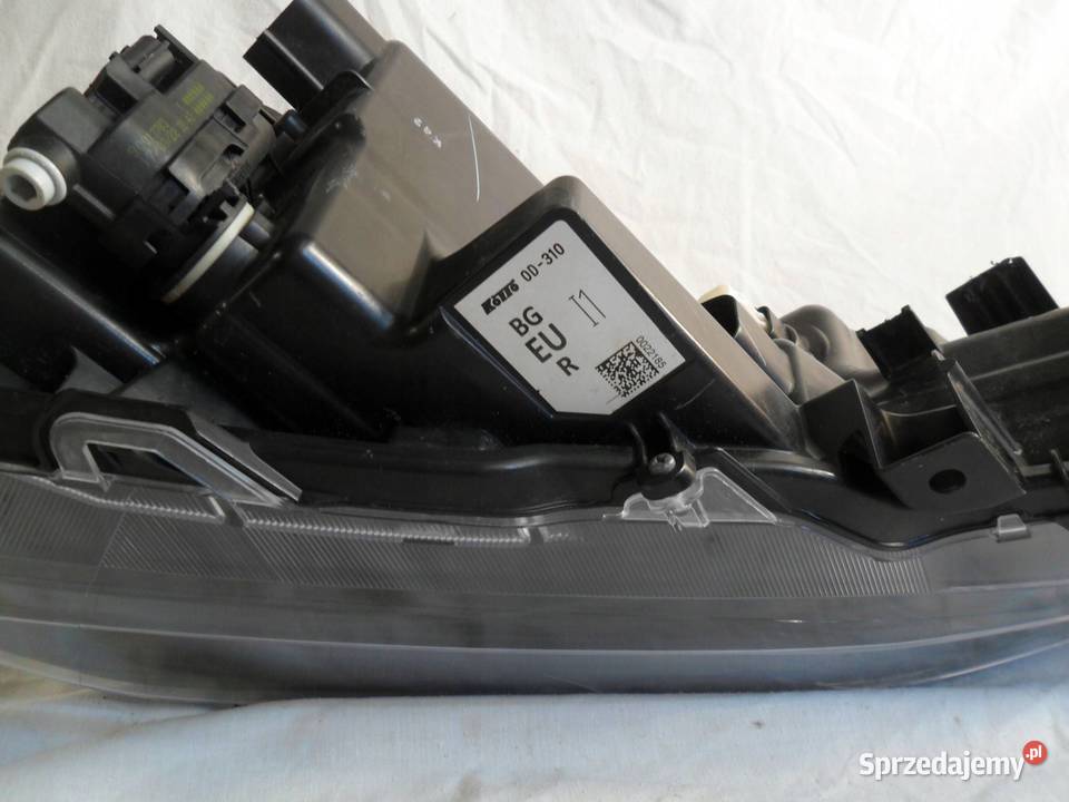 REFLEKTOR PRZÓD STRONA PRAWA TOYOTA YARIS CROSS Nowy Tomyśl