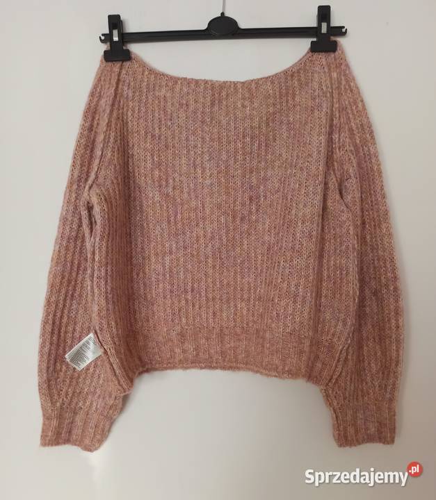 Sweter w kolorze pudrowego różu z odkrytymi Radzyń Podlaski